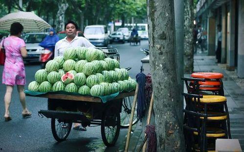 贵阳省府路吃瓜,夏日吃瓜盛地，街头巷尾的清凉时光