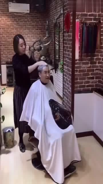 小伙洗脸吃瓜,年轻人的日常趣味生活