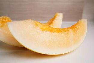 勺子吃蜜瓜,甜蜜滋味尽享其中