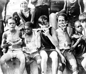 时尚摄影师吃瓜,捕捉潮流背后的趣味人生