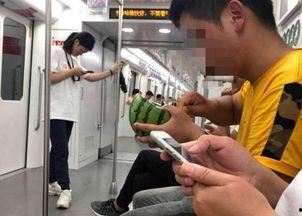地铁外籍人吃瓜,展现多元文化融合魅力